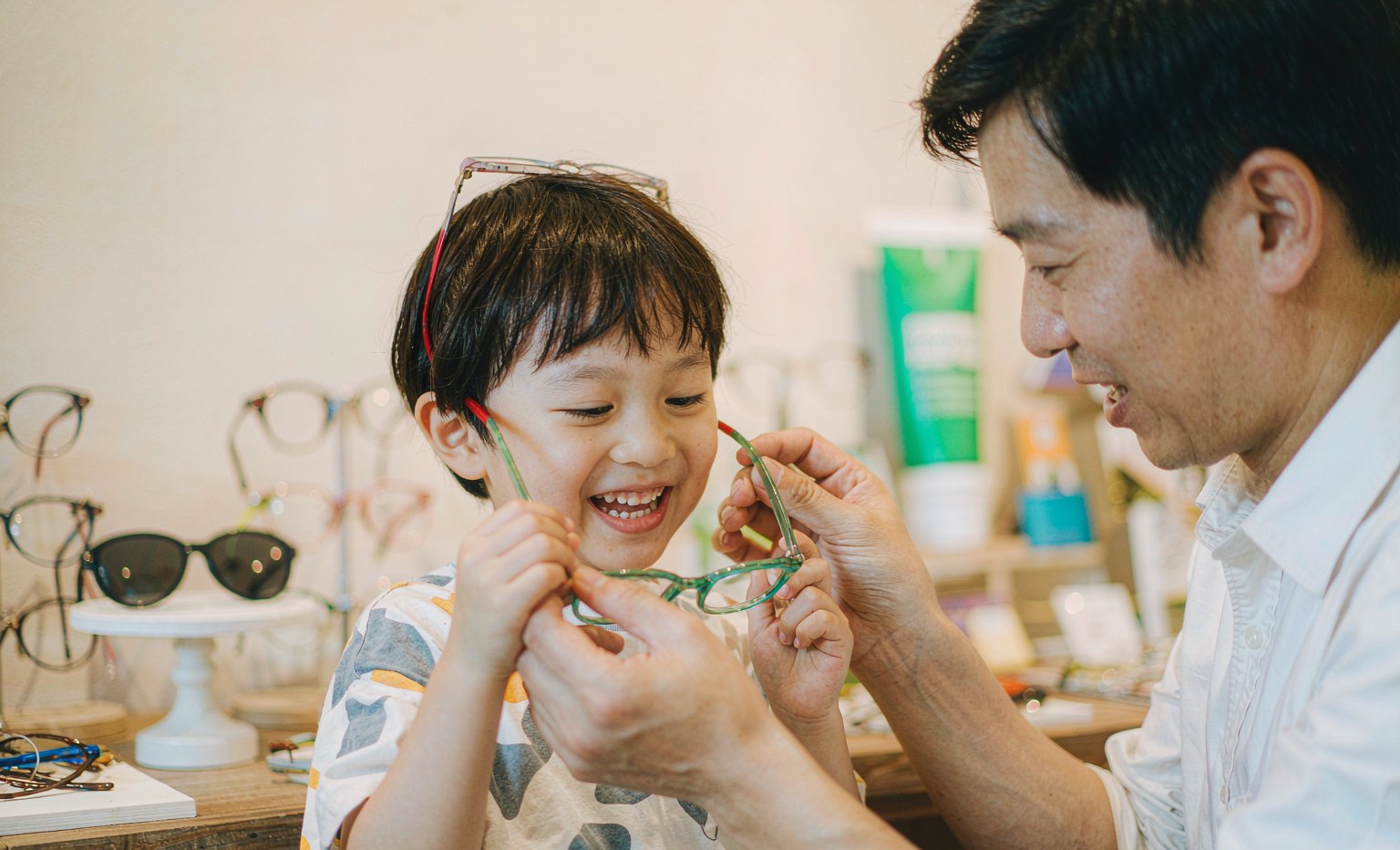 小孩验光配镜去哪里好？第一次带孩子配镜的避坑指南
